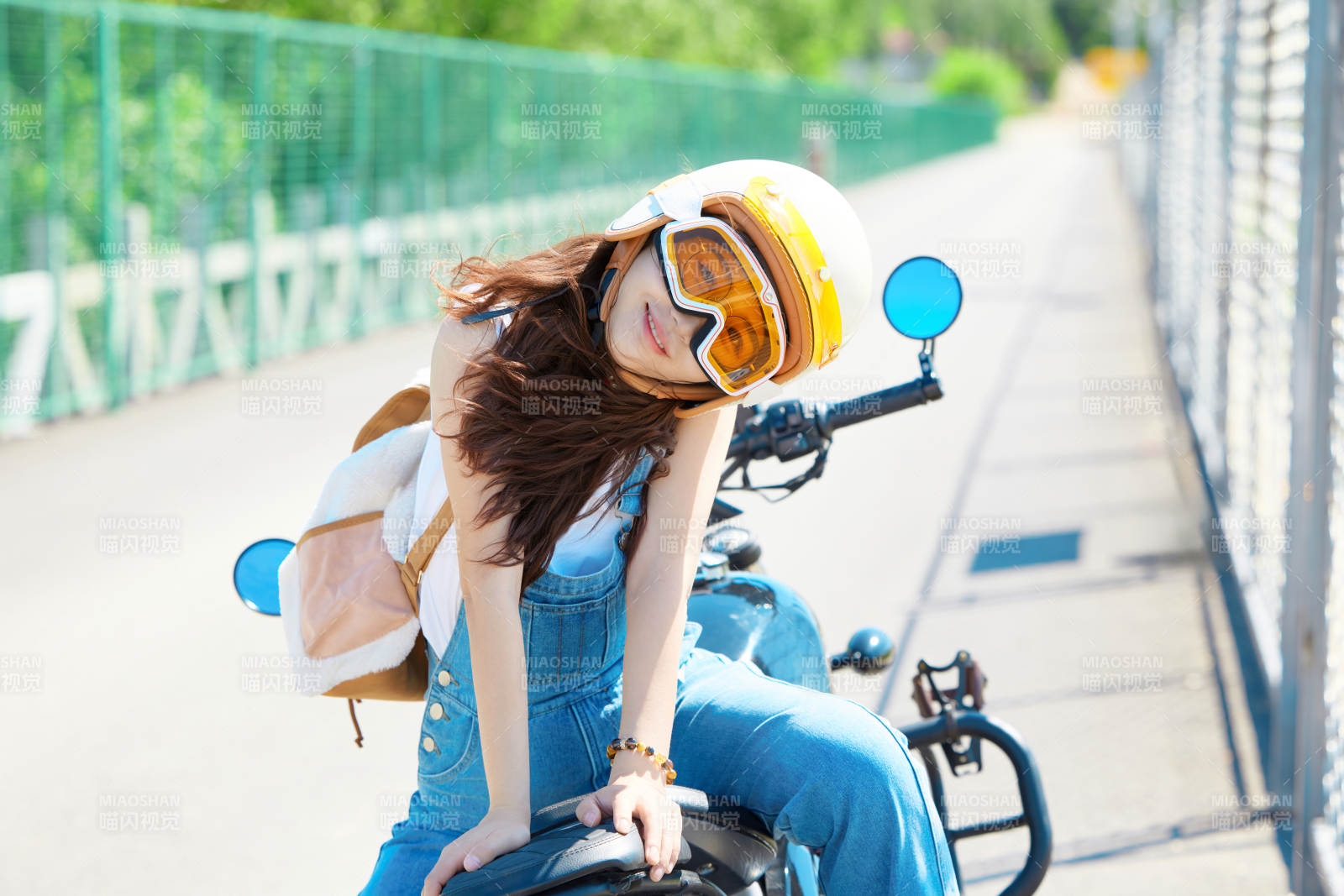 户外骑在复古摩托车上的亚洲美女