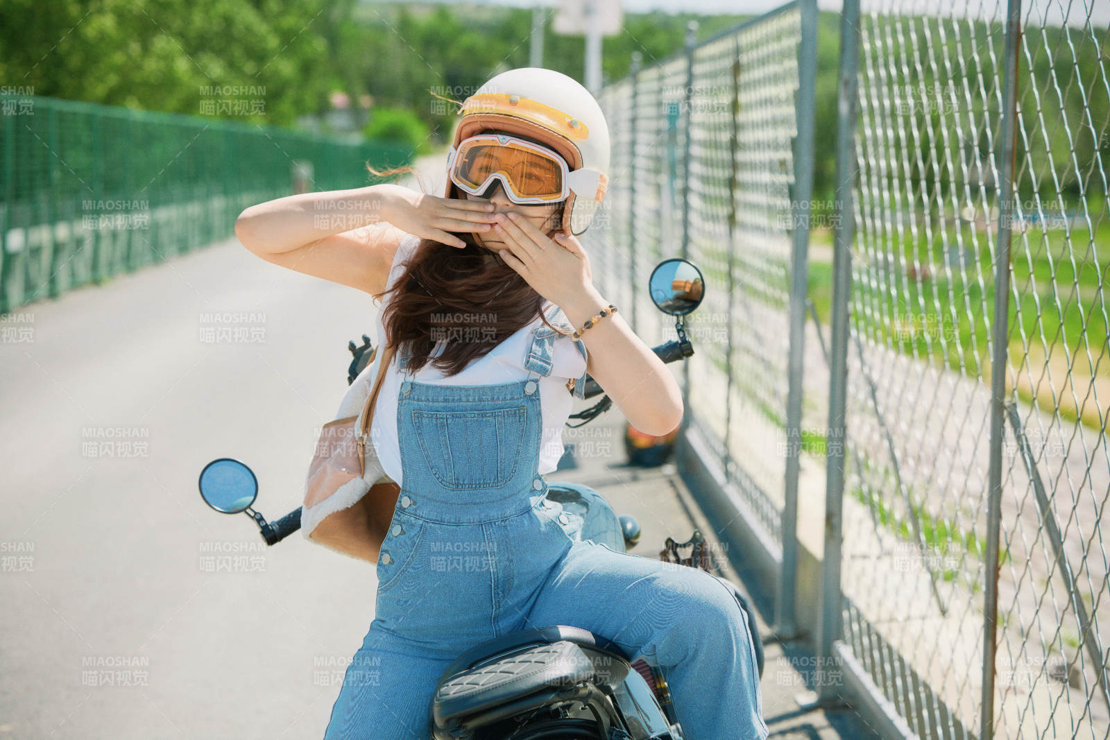 戶外騎在復(fù)古摩托車上的亞洲美女