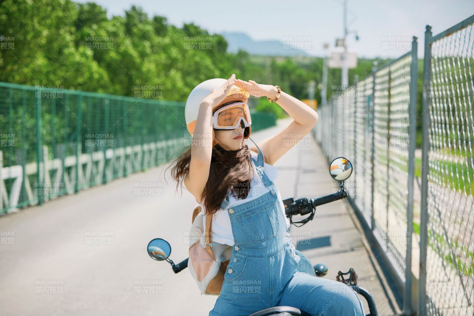 户外骑在复古摩托车上的亚洲美女