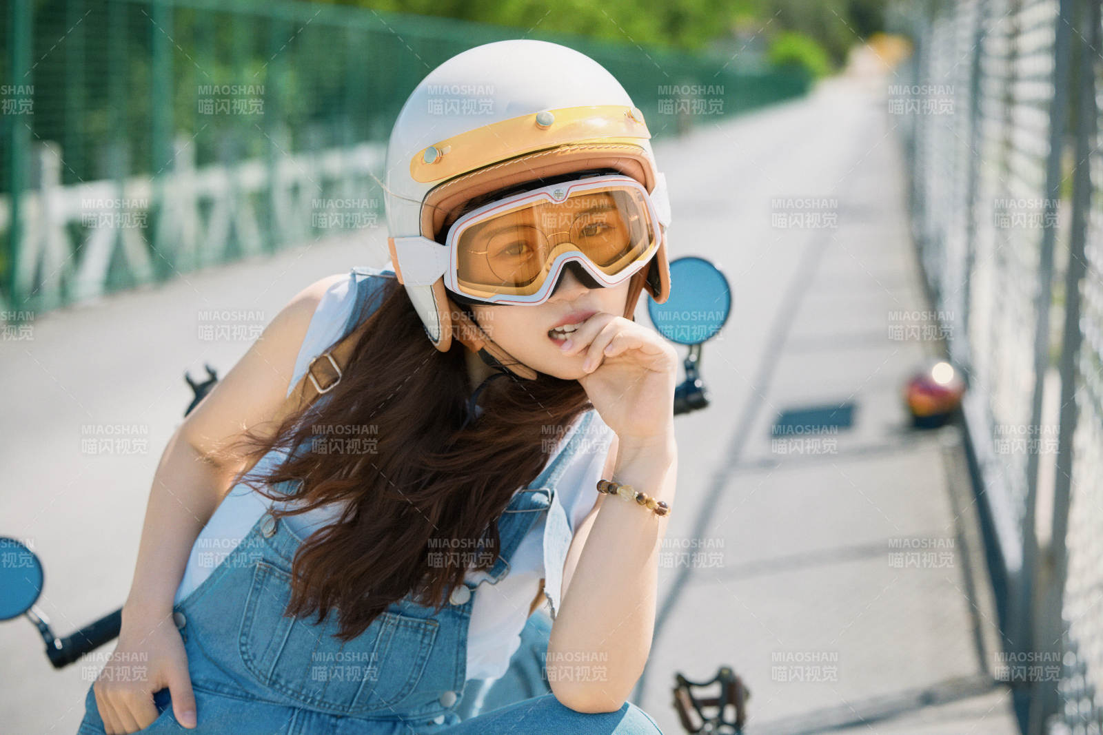 戶外騎在復古摩托車上的亞洲美女