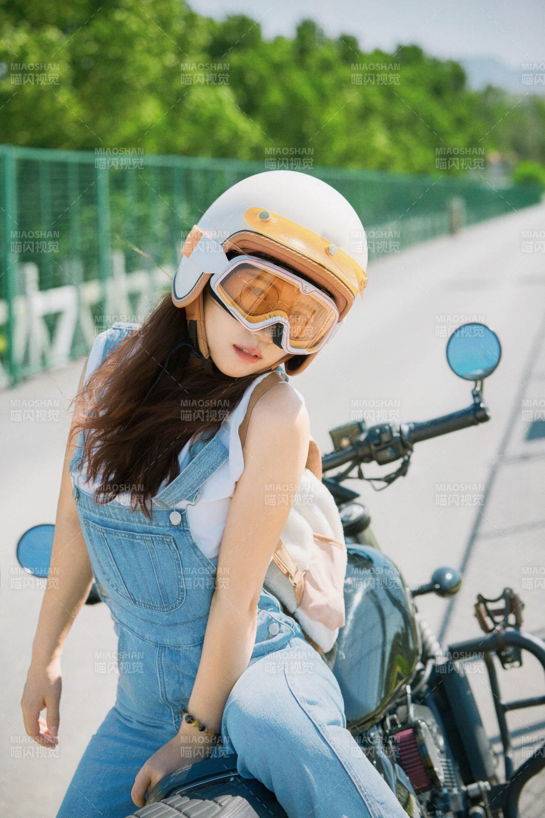 戶外騎在復(fù)古摩托車上的亞洲美女