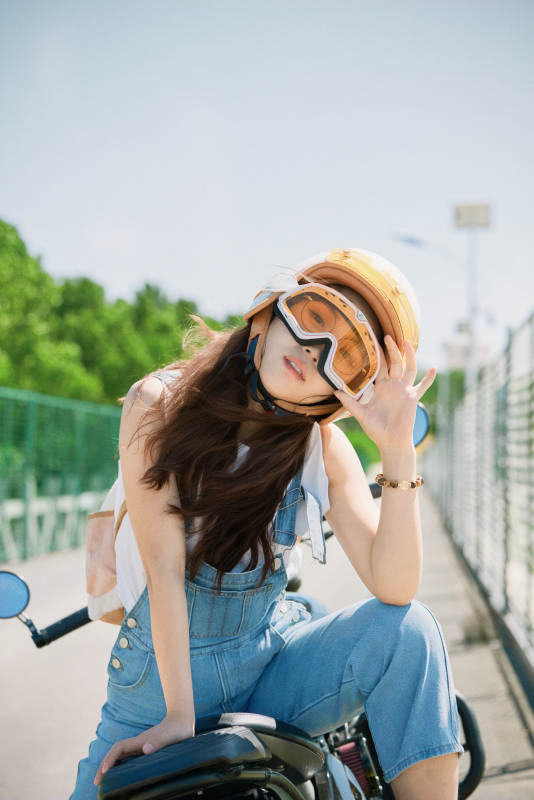 户外骑在复古摩托车上的亚洲美女