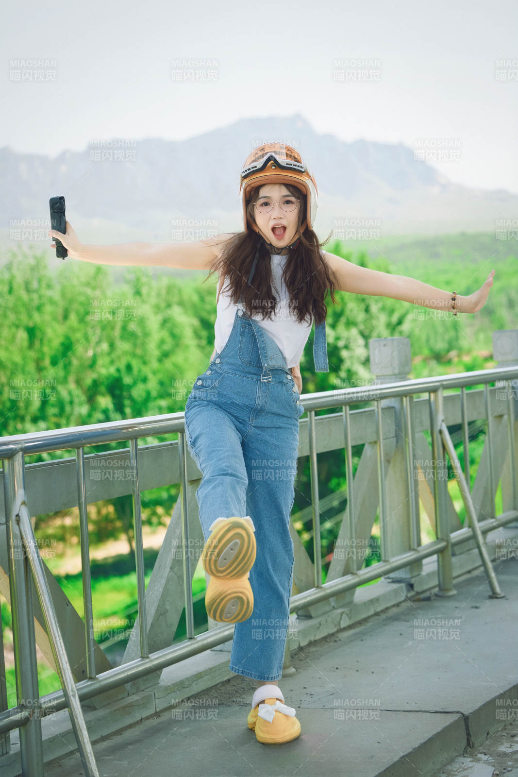 穿著騎行服飾佩戴頭盔游玩的東方美女