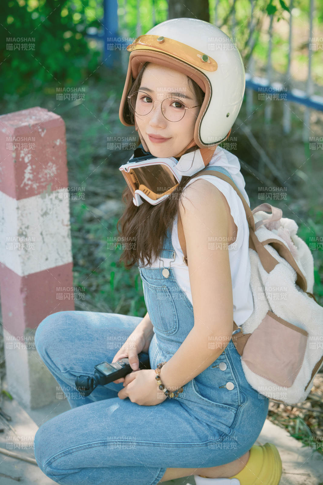 穿著騎行服飾佩戴頭盔游玩的東方美女