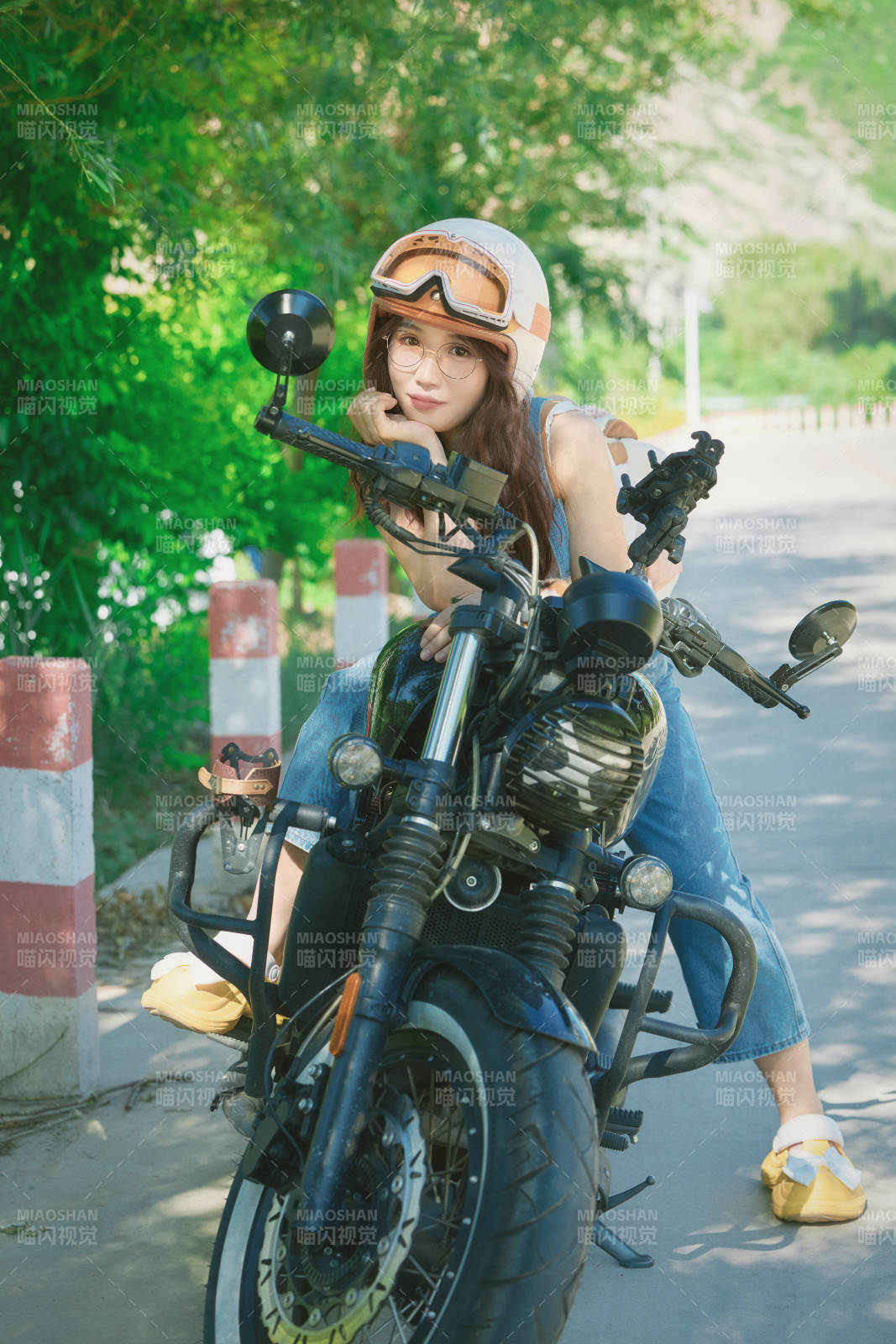 戶外騎在復(fù)古摩托車上的亞洲美女