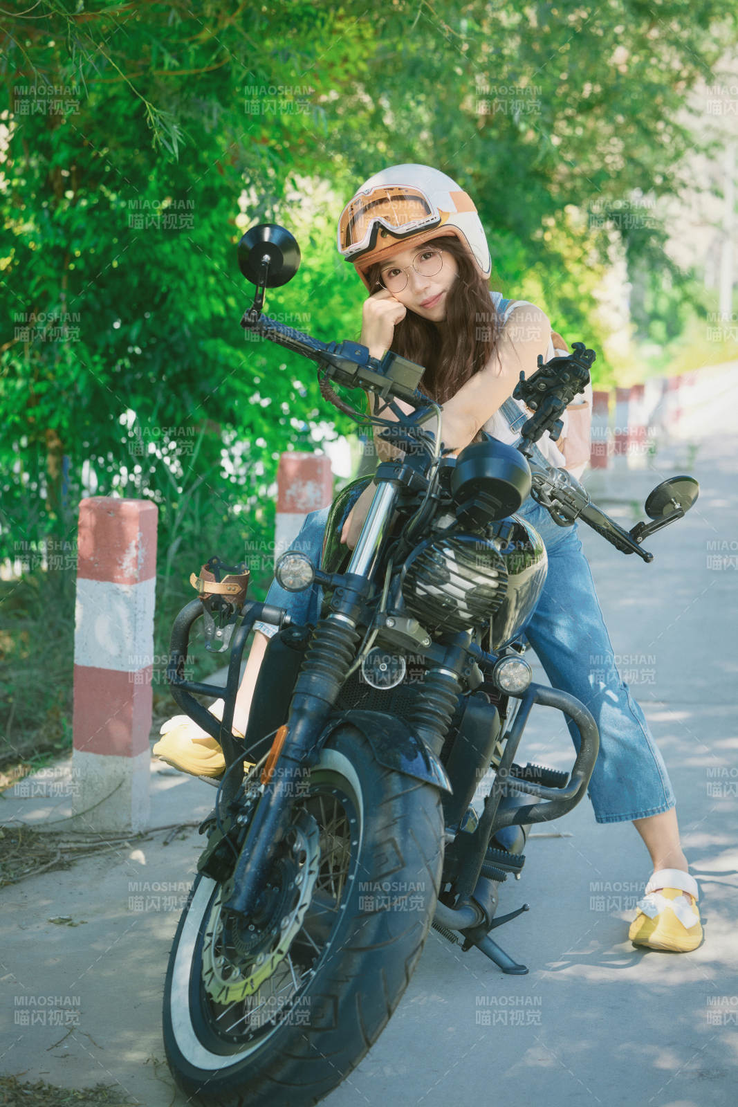 戶外騎在復古摩托車上的亞洲美女