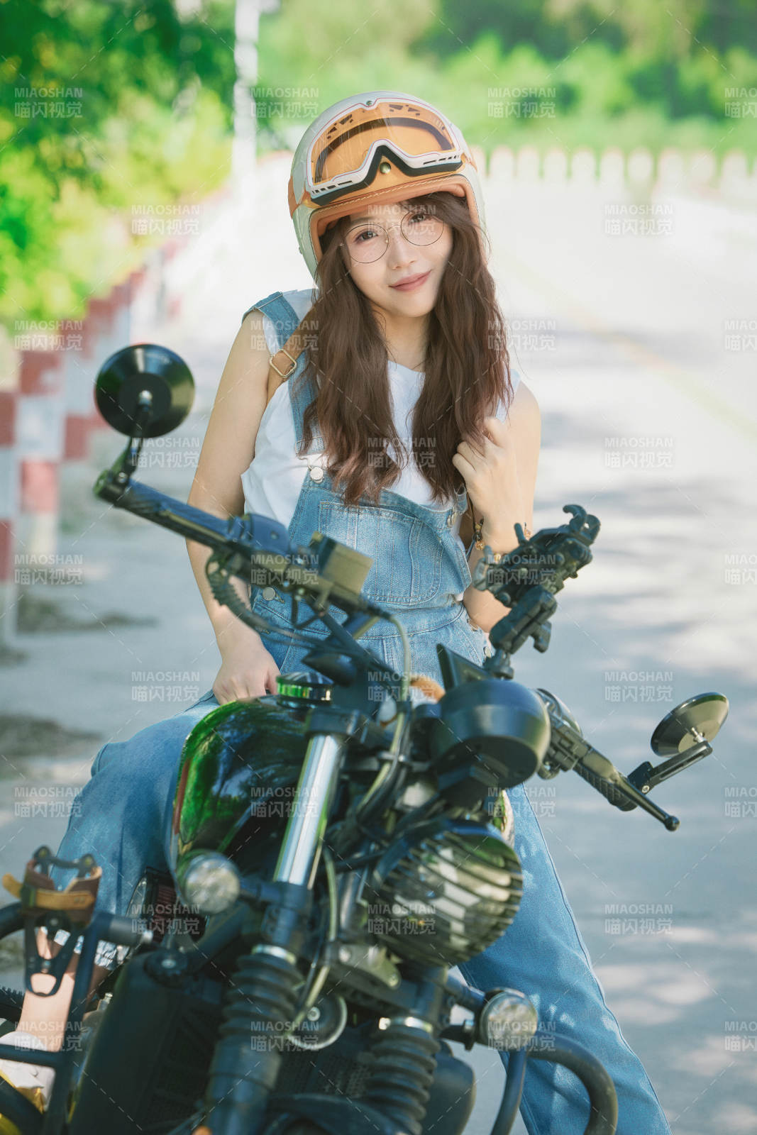 戶外騎在復(fù)古摩托車上的亞洲美女