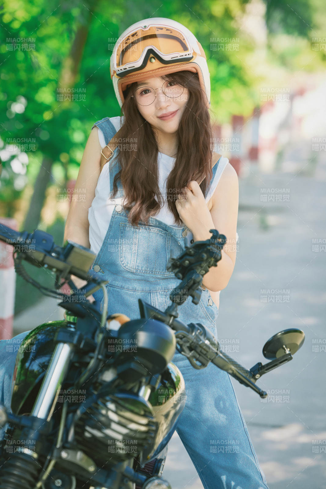 戶外騎在復古摩托車上的亞洲美女