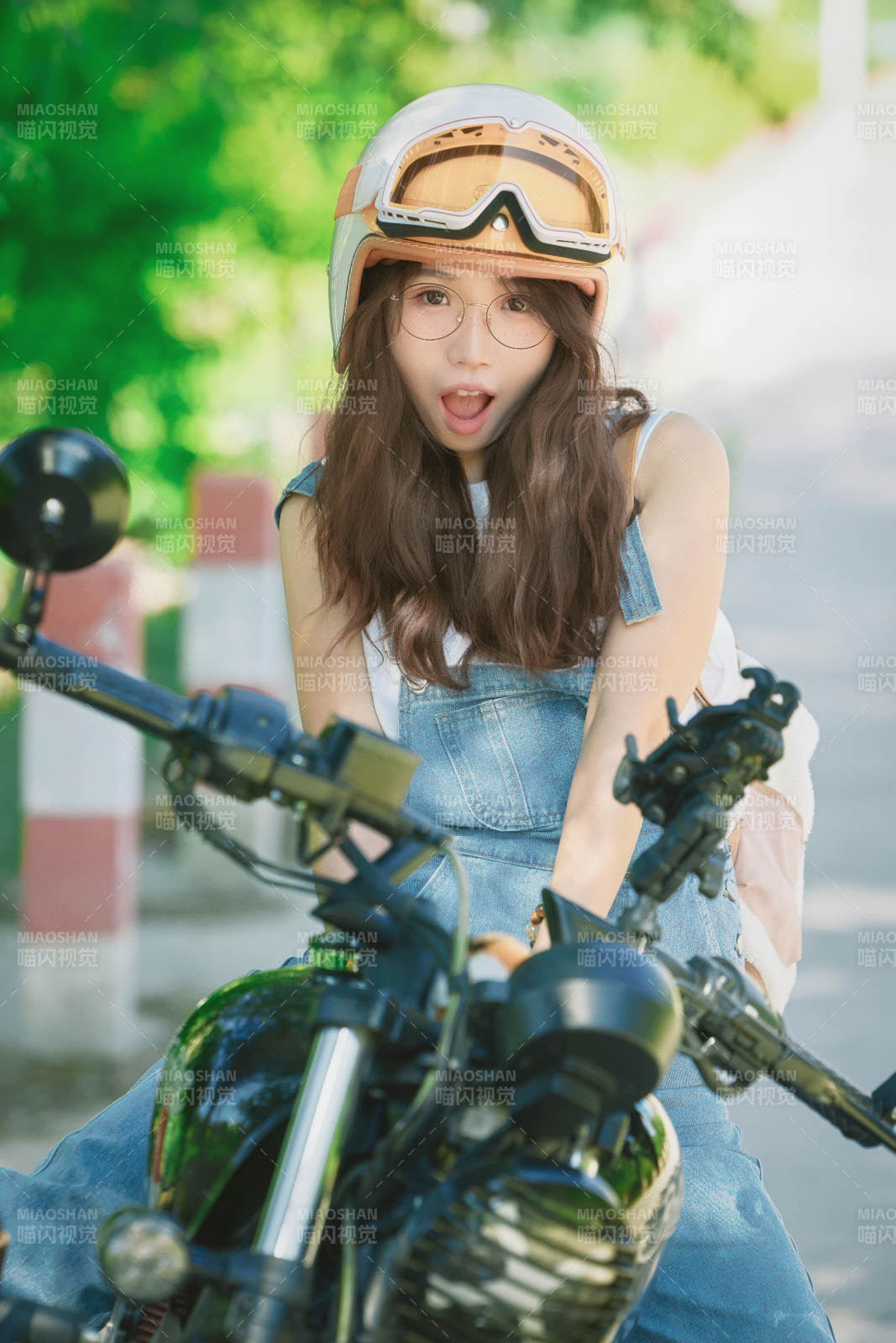 戶外騎在復古摩托車上的亞洲美女