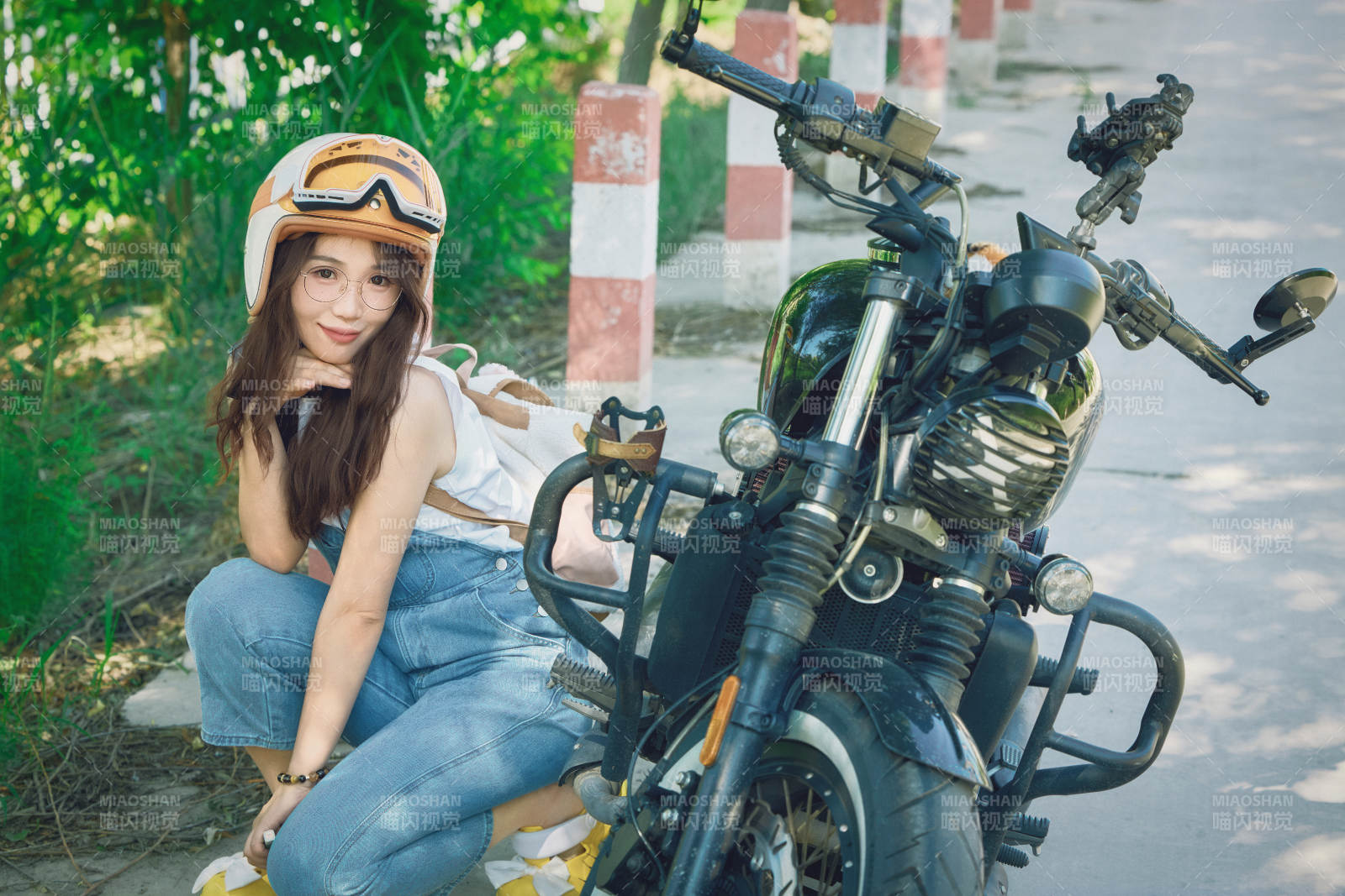 戶外騎在復古摩托車上的亞洲美女