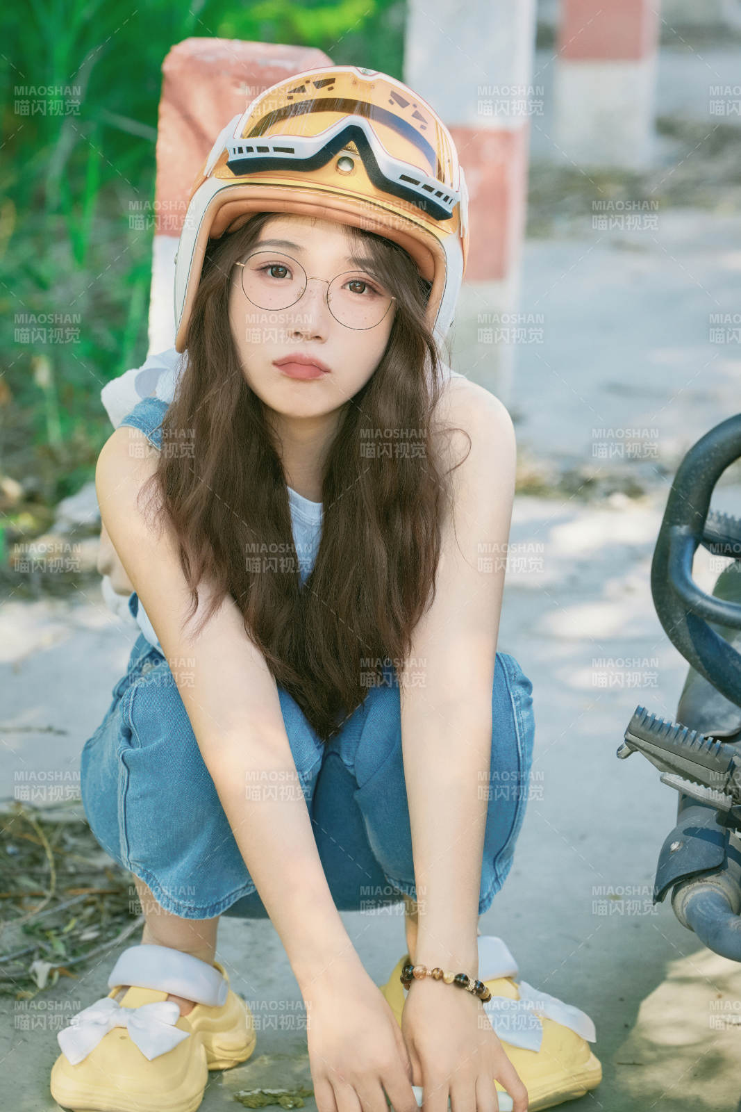 穿著騎行服飾佩戴頭盔游玩的東方美女