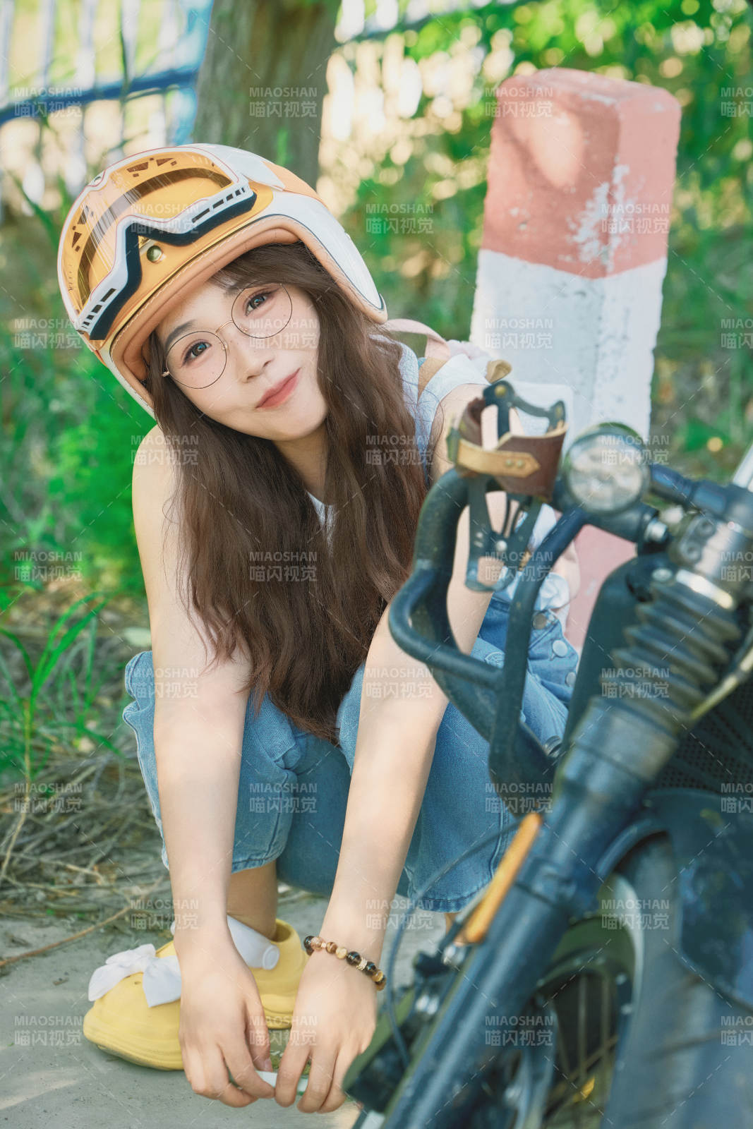 穿著騎行服飾佩戴頭盔游玩的東方美女