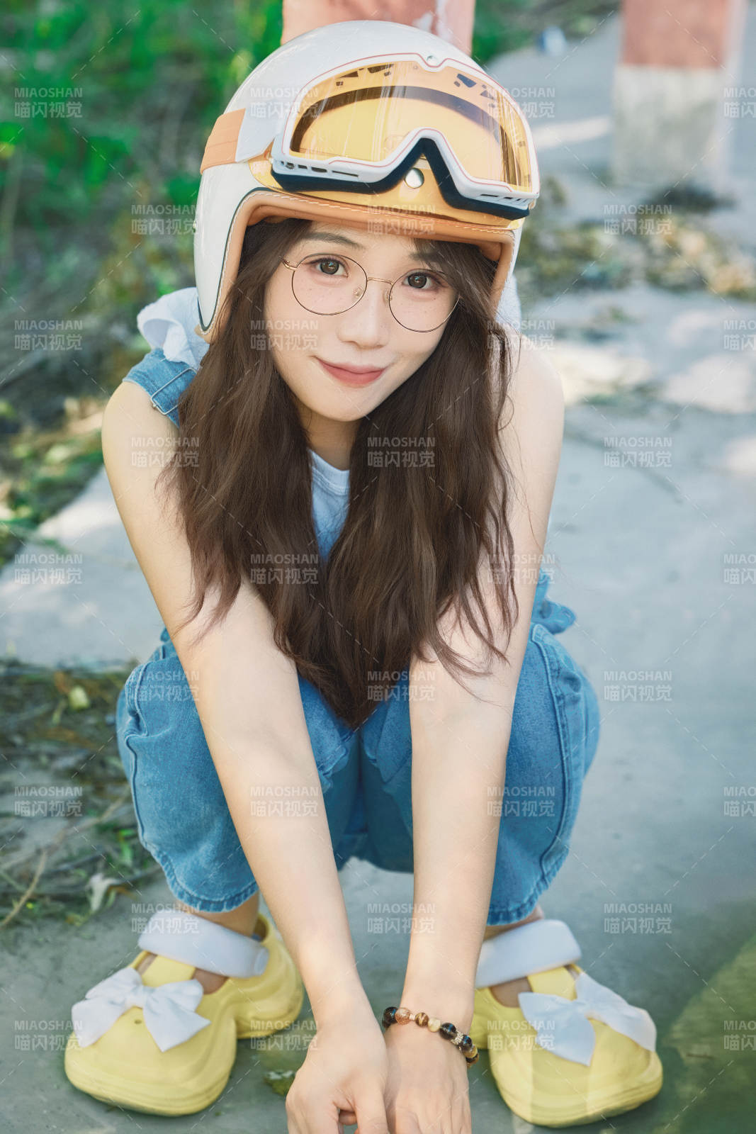 穿著騎行服飾佩戴頭盔游玩的東方美女