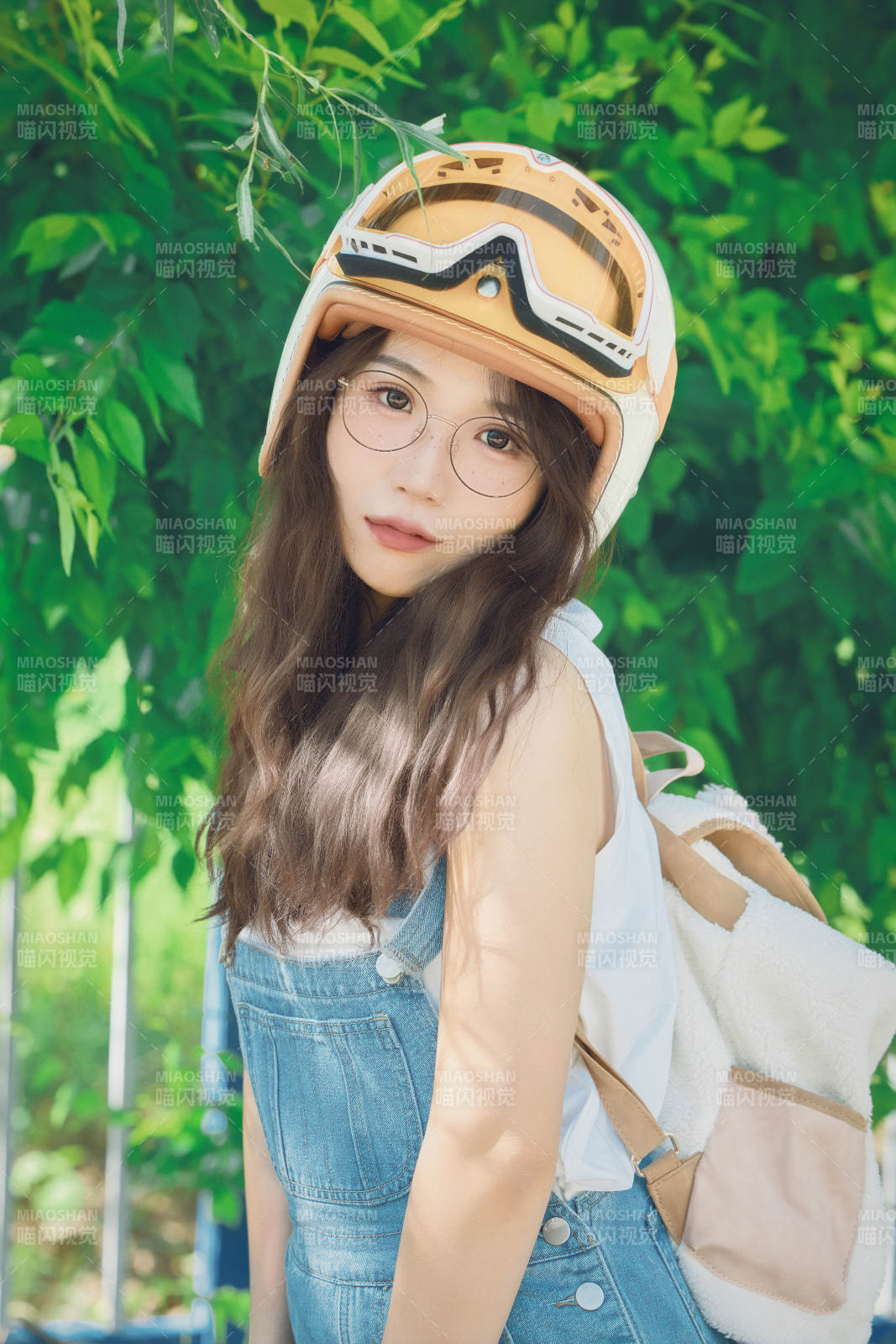 穿著騎行服飾佩戴頭盔游玩的東方美女