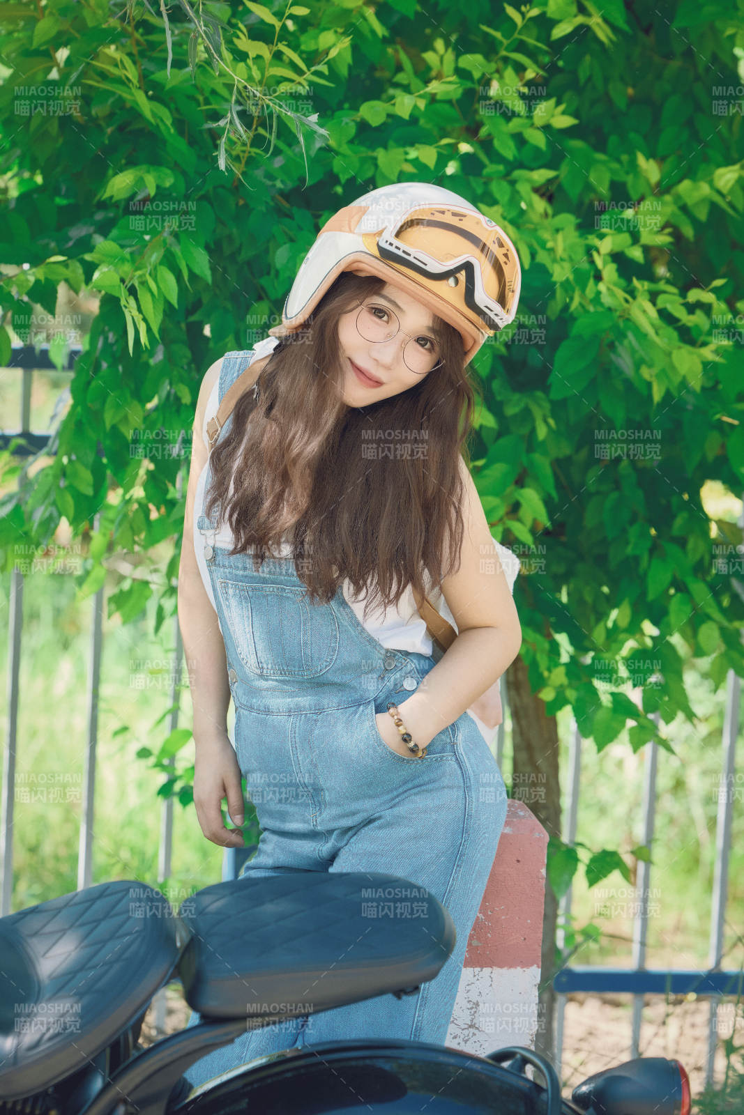 穿著騎行服飾佩戴頭盔游玩的東方美女