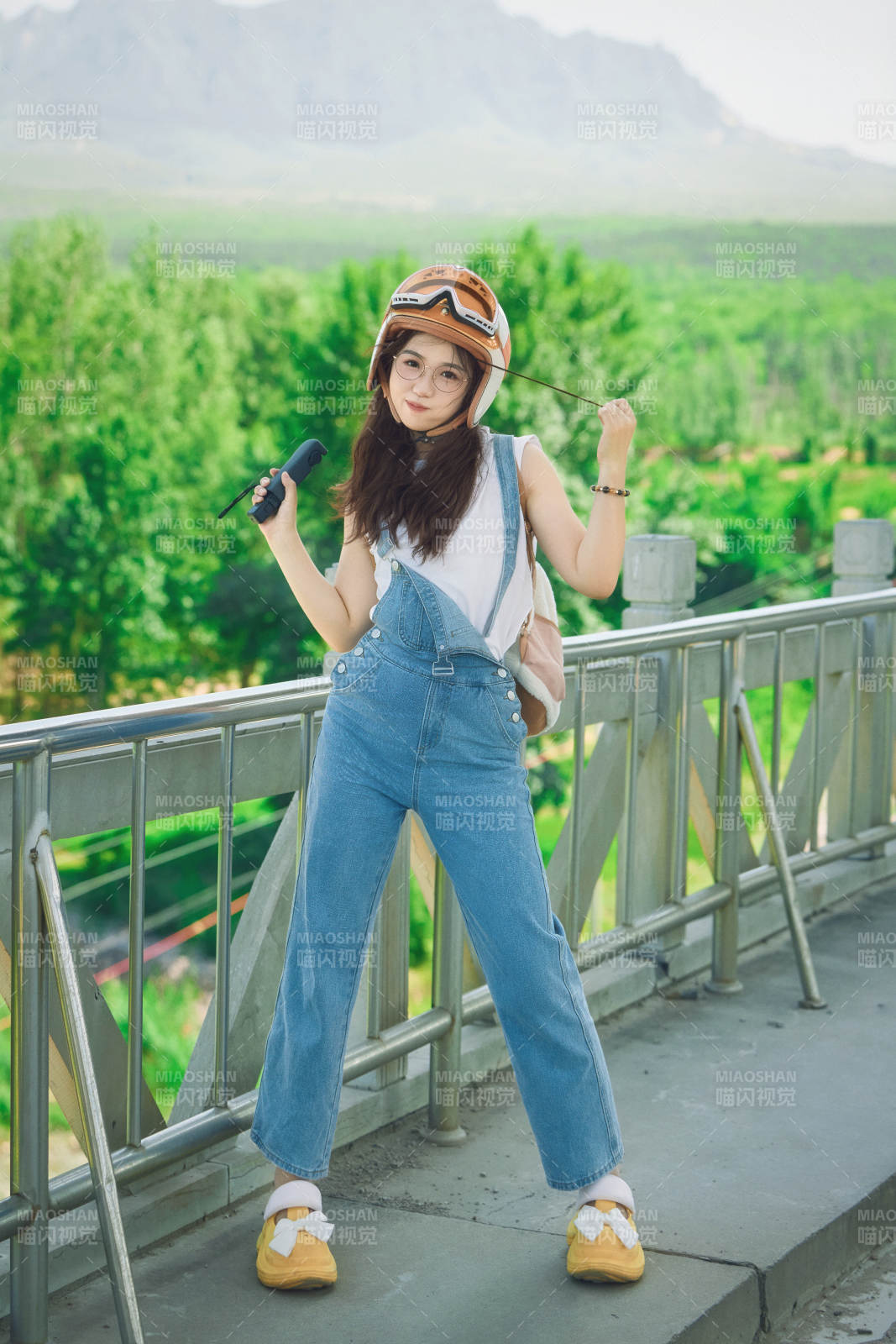 穿著騎行服飾佩戴頭盔游玩的東方美女