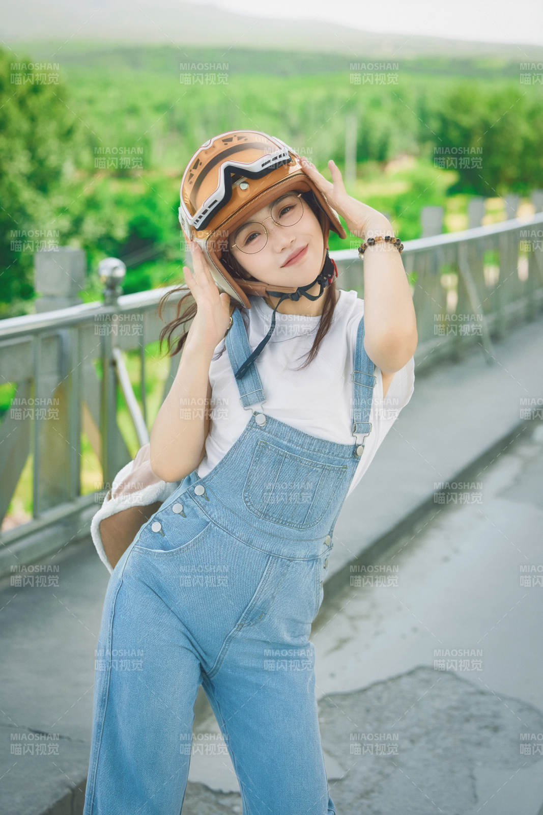 穿著騎行服飾佩戴頭盔游玩的東方美女