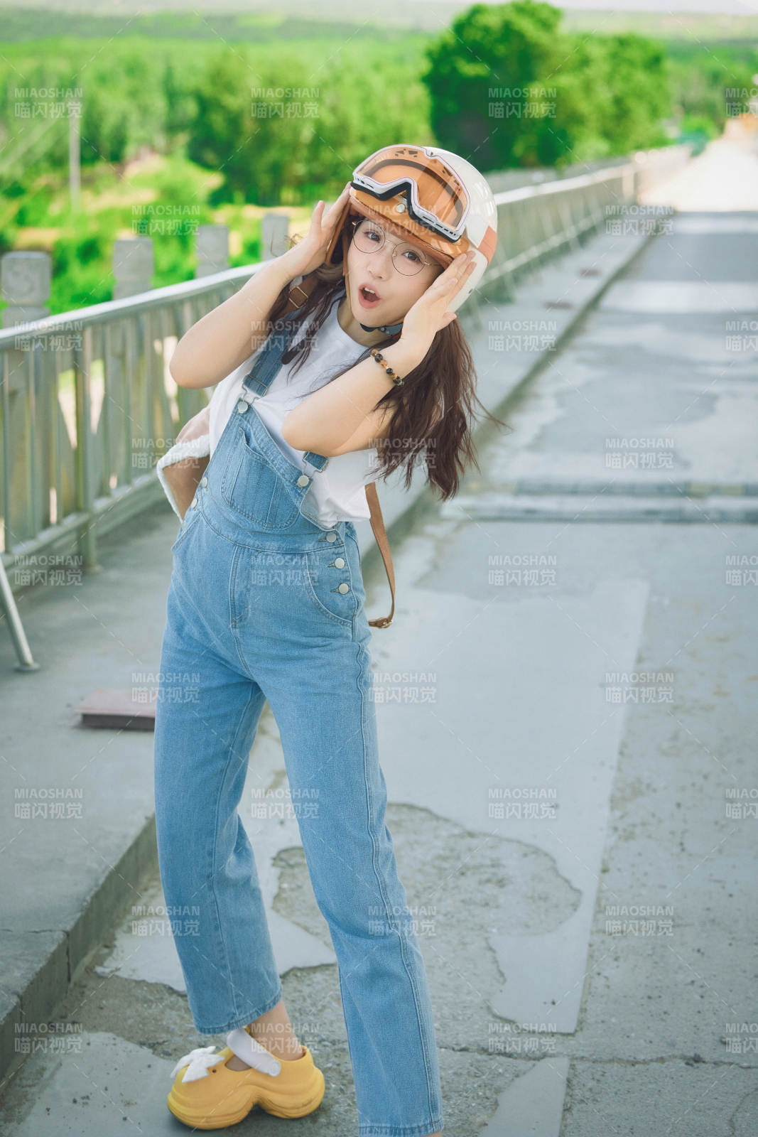 穿著騎行服飾佩戴頭盔游玩的東方美女