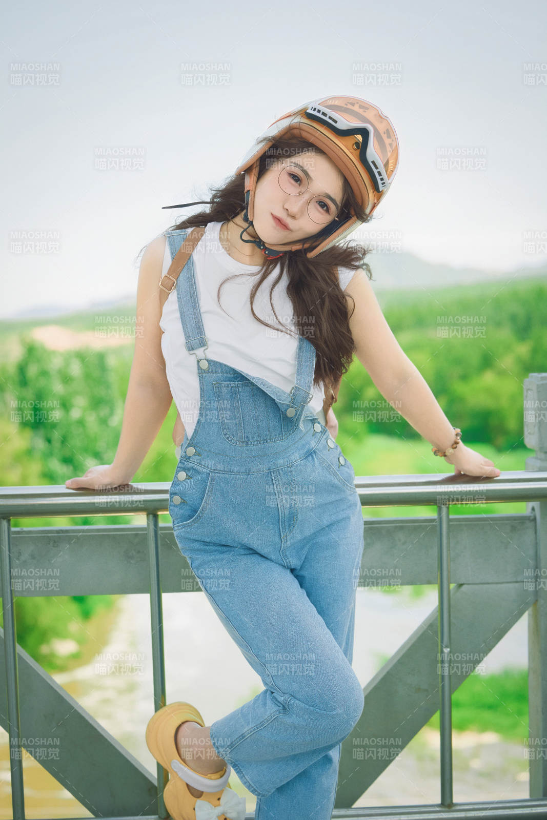 穿著騎行服飾佩戴頭盔游玩的東方美女