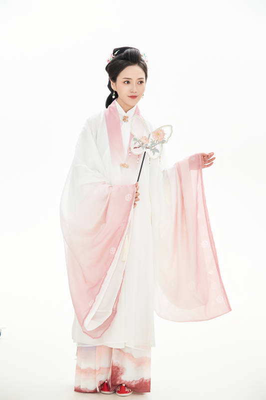 白色背景下穿着魏晋制汉服的少女