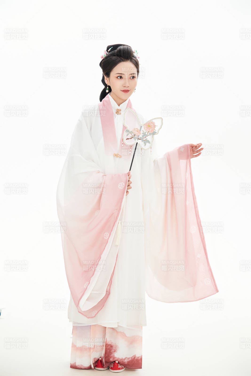 白色背景下穿着魏晋制汉服的少女