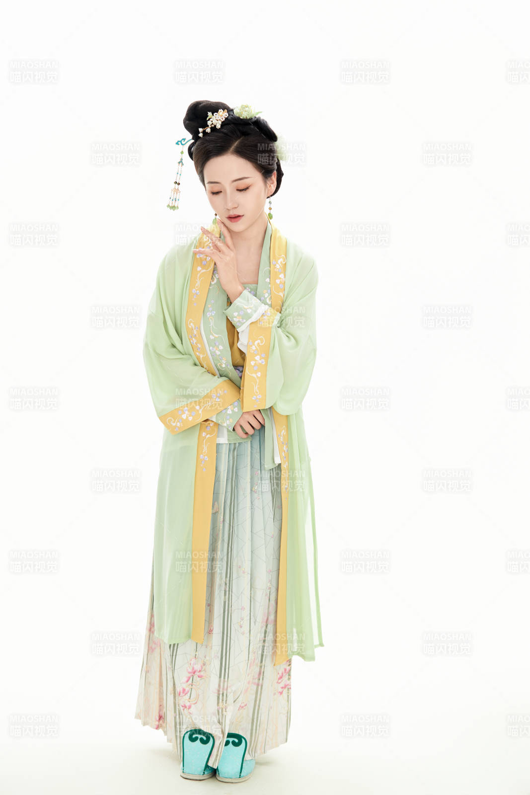 白色背景下穿着南北宋朝汉服的少女图片