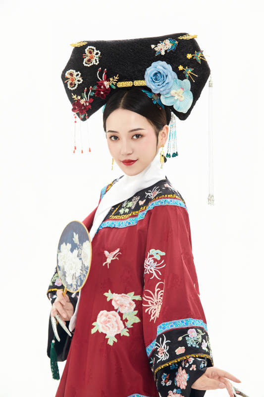 白色背景下穿着中国清朝宫廷服饰的少女