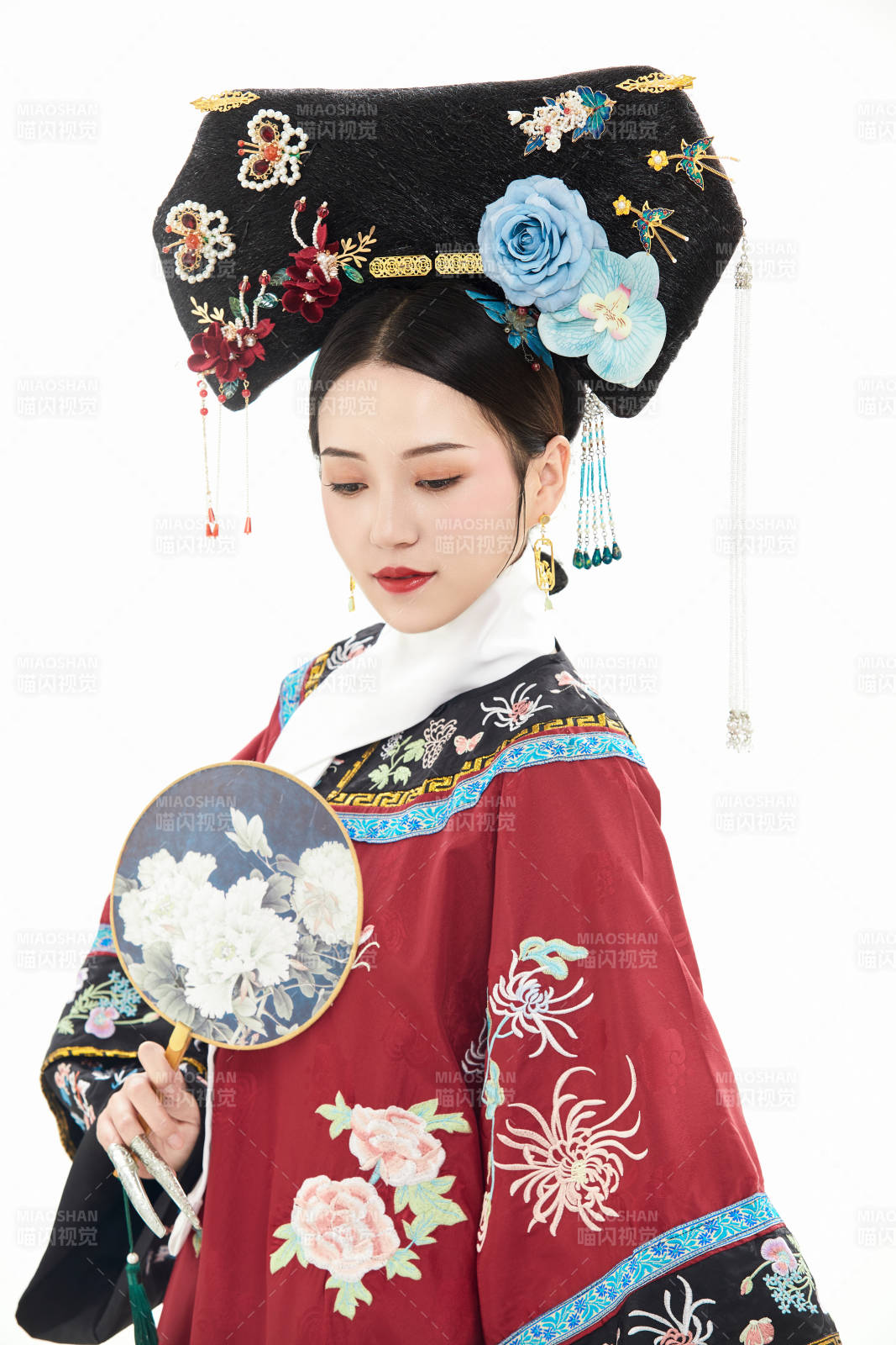 白色背景下穿着中国清朝宫廷服饰的少女