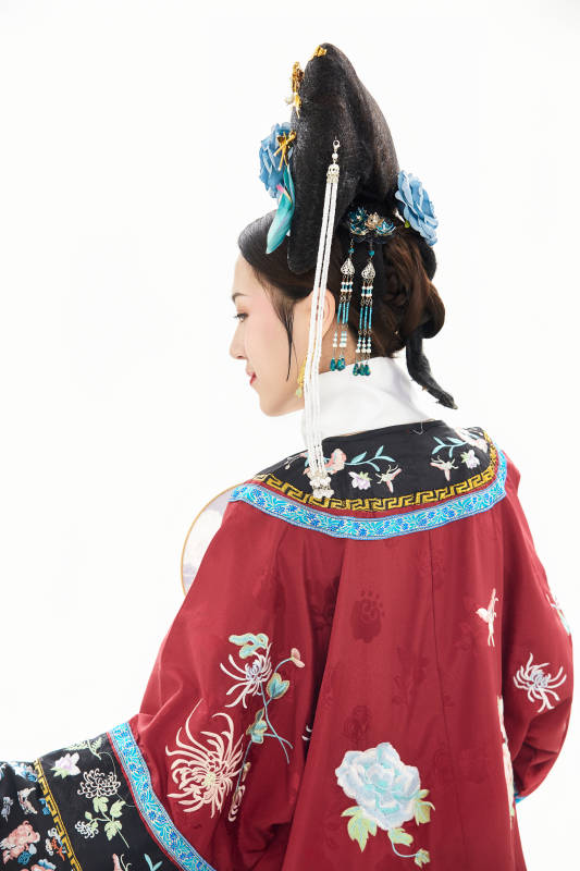 白色背景下穿着中国清朝宫廷服饰的少女