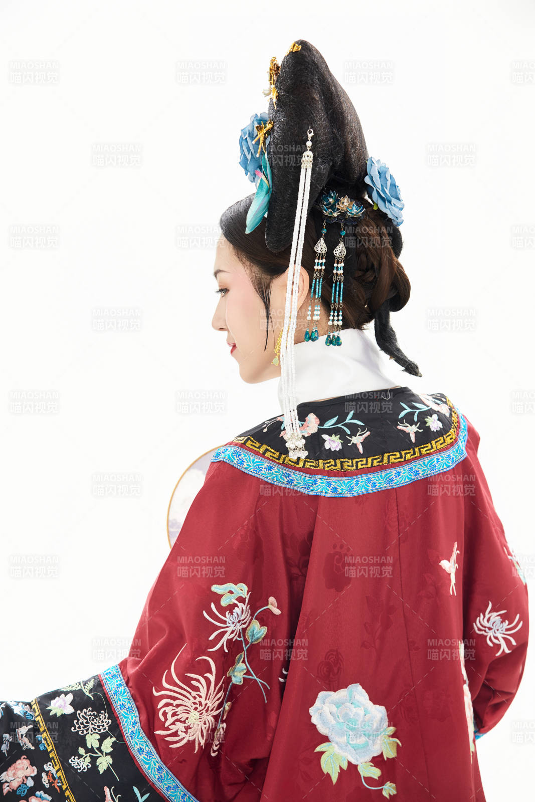 白色背景下穿着中国清朝宫廷服饰的少女