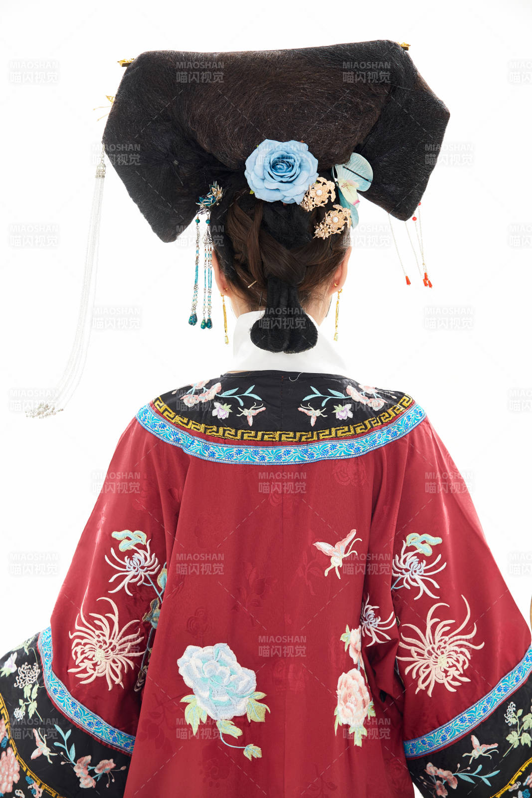 白色背景下穿着中国清朝宫廷服饰的少女