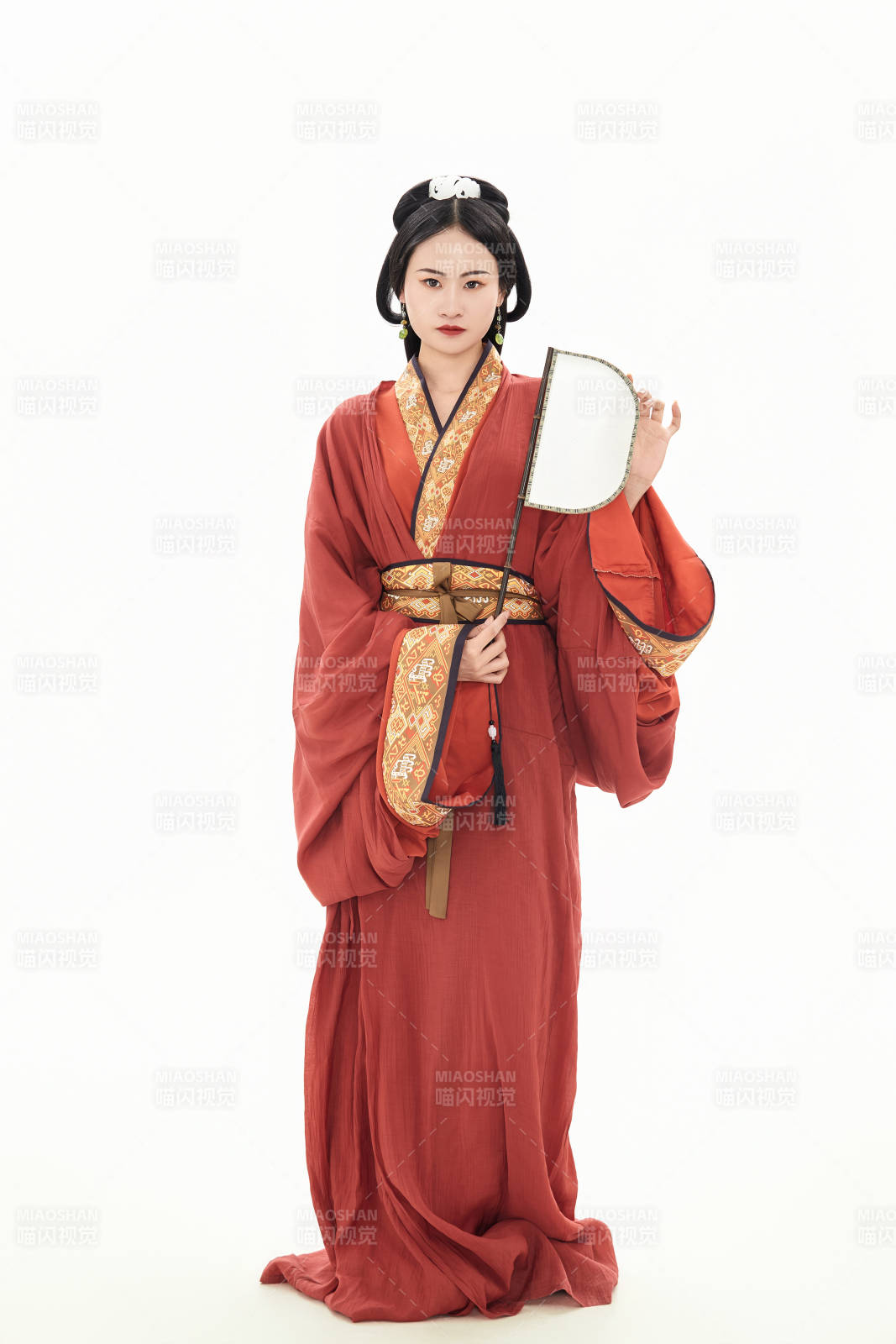 白色背景下穿着中国春秋战国时代服饰的少女图片