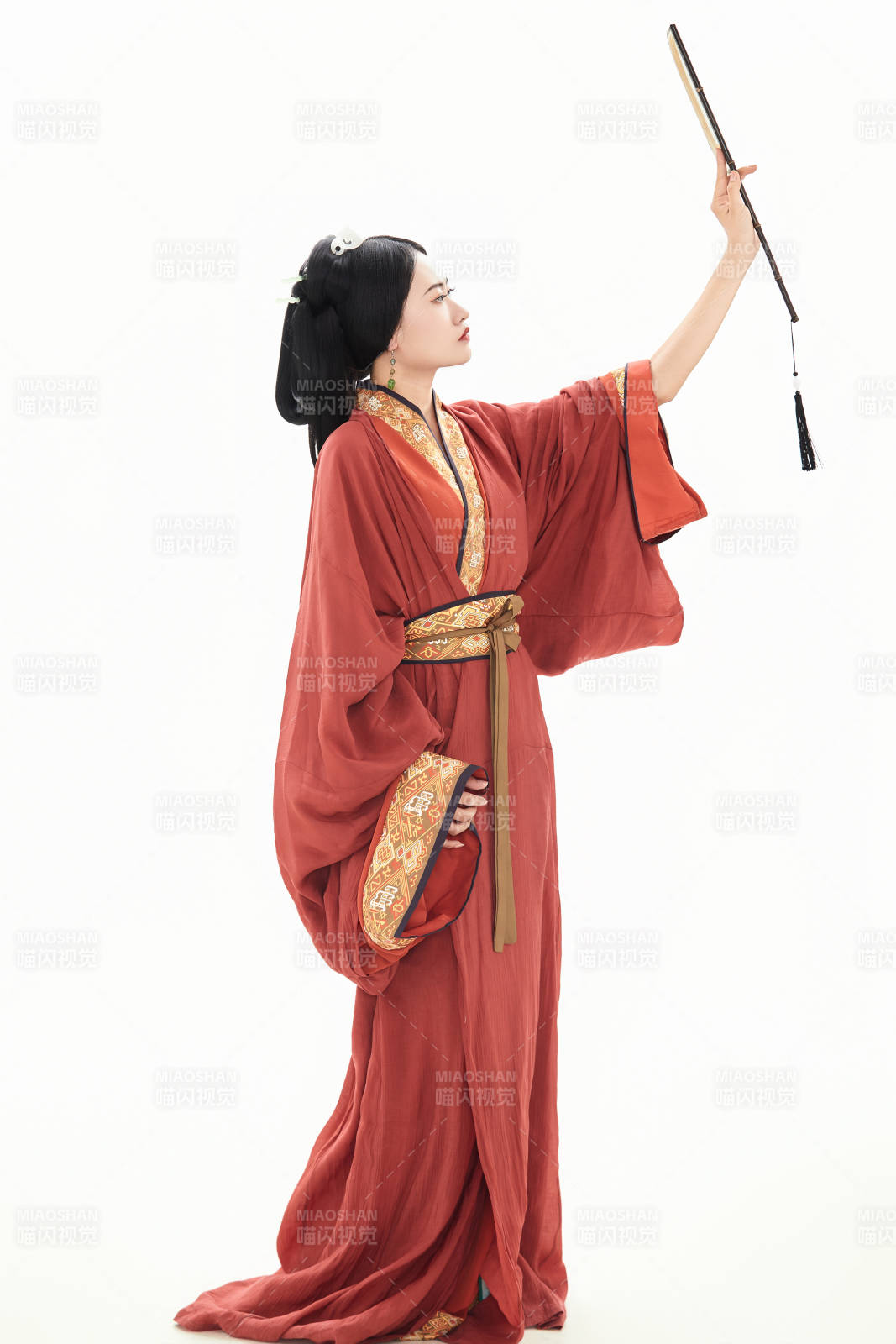 白色背景下穿着中国春秋战国时代服饰的少女图片