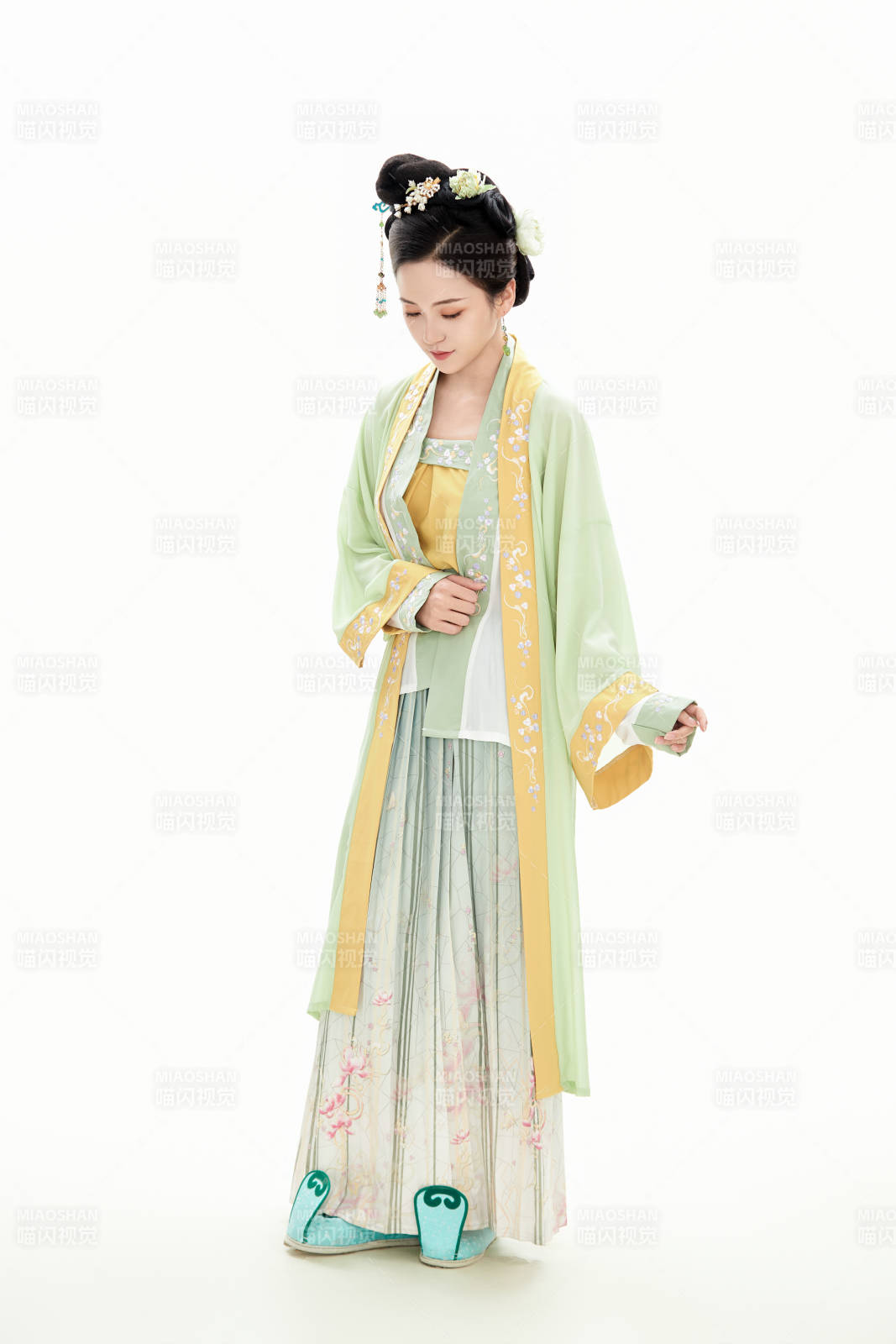 白色背景下穿著南北宋朝漢服的少女