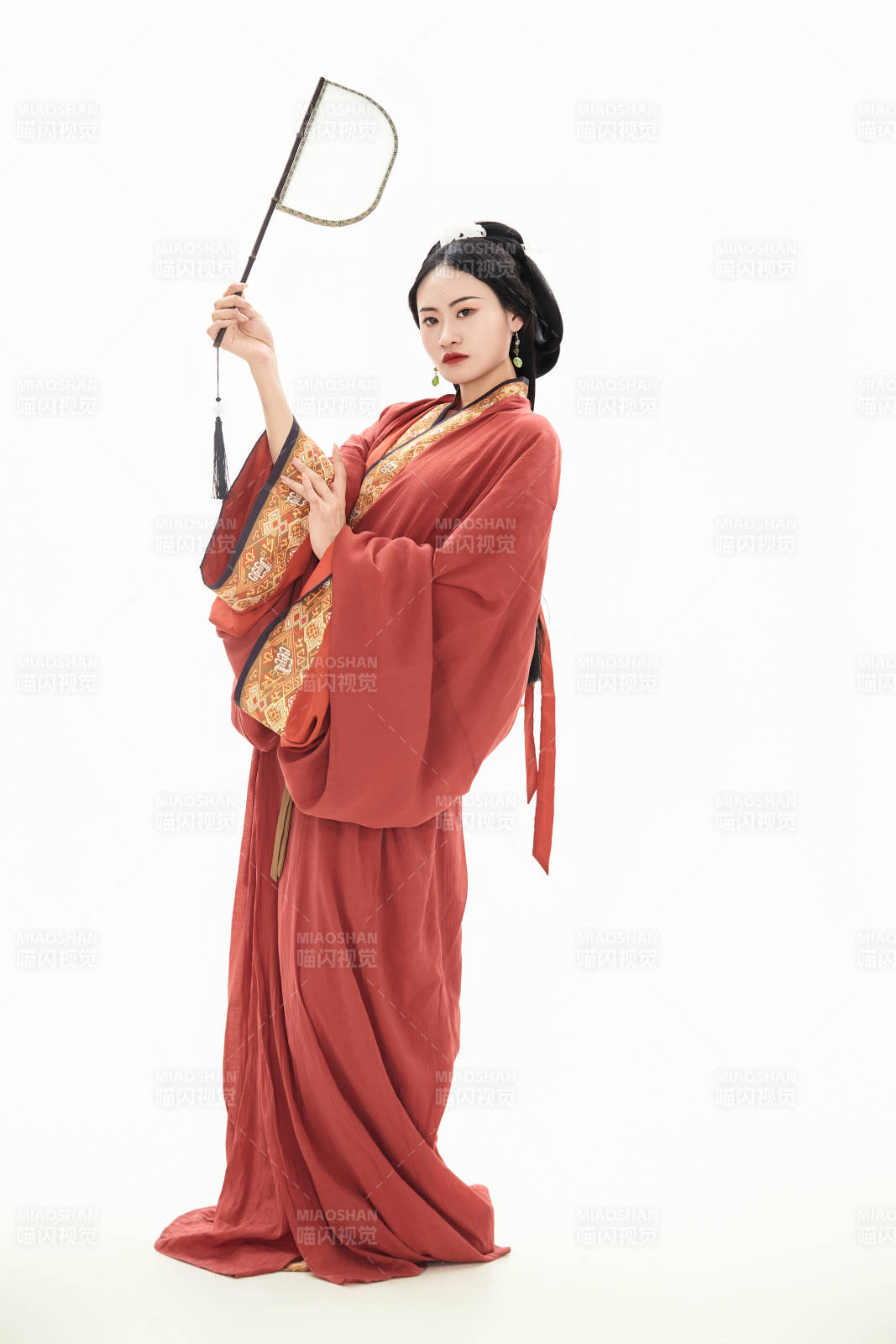 白色背景下穿着中国春秋战国时代服饰的少女