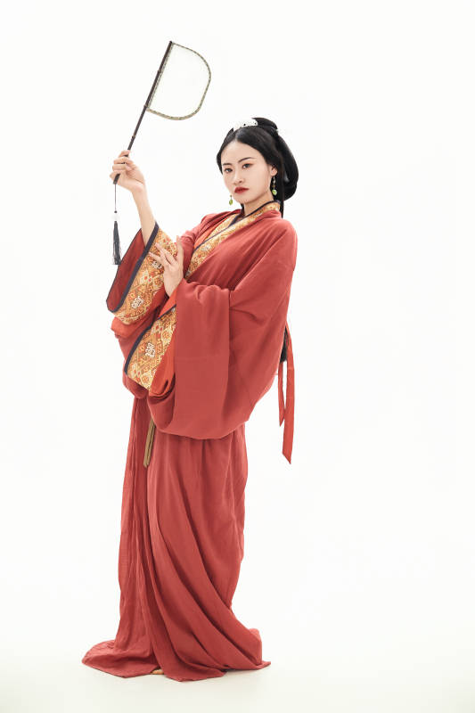 白色背景下穿着中国春秋战国时代服饰的少女