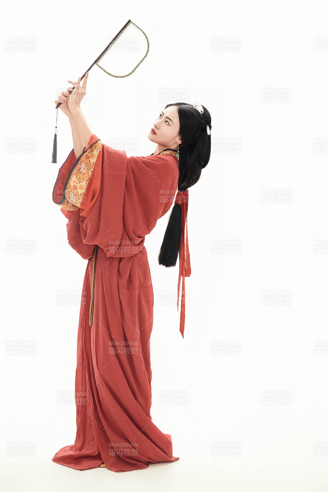 白色背景下穿着中国春秋战国时代服饰的少女图片