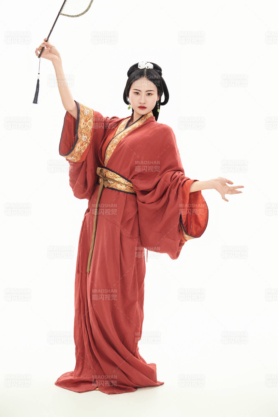 白色背景下穿著中國春秋戰國時代服飾的少女