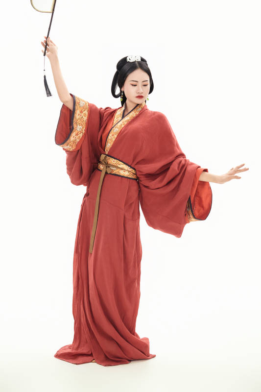 白色背景下穿著中國春秋戰國時代服飾的少女