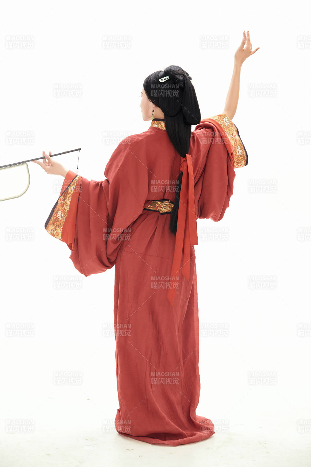 白色背景下穿著中國春秋戰國時代服飾的少女