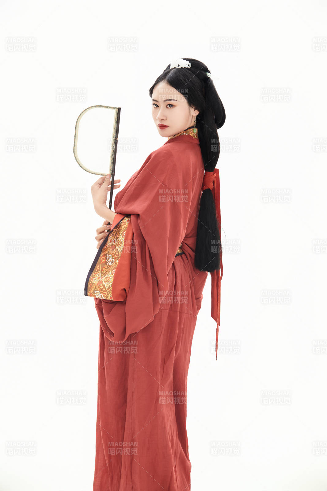 白色背景下穿著中國春秋戰(zhàn)國時代服飾的少女