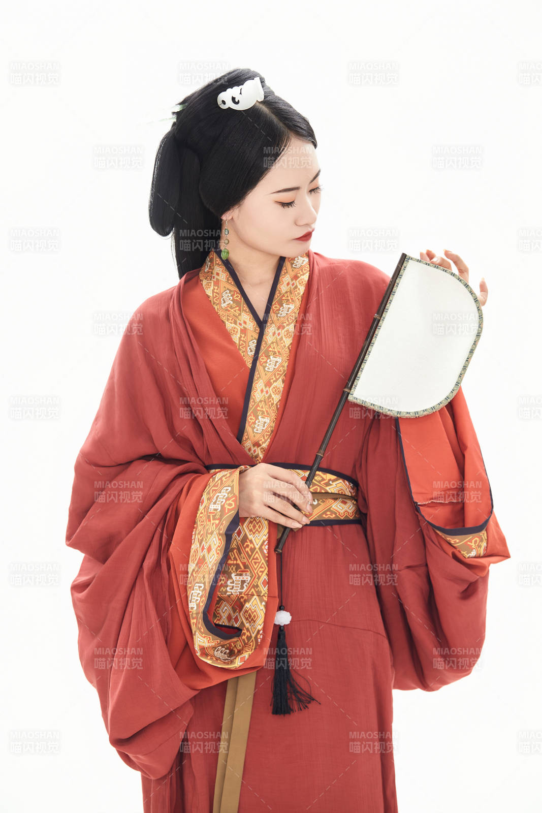 白色背景下穿着中国春秋战国时代服饰的少女图片