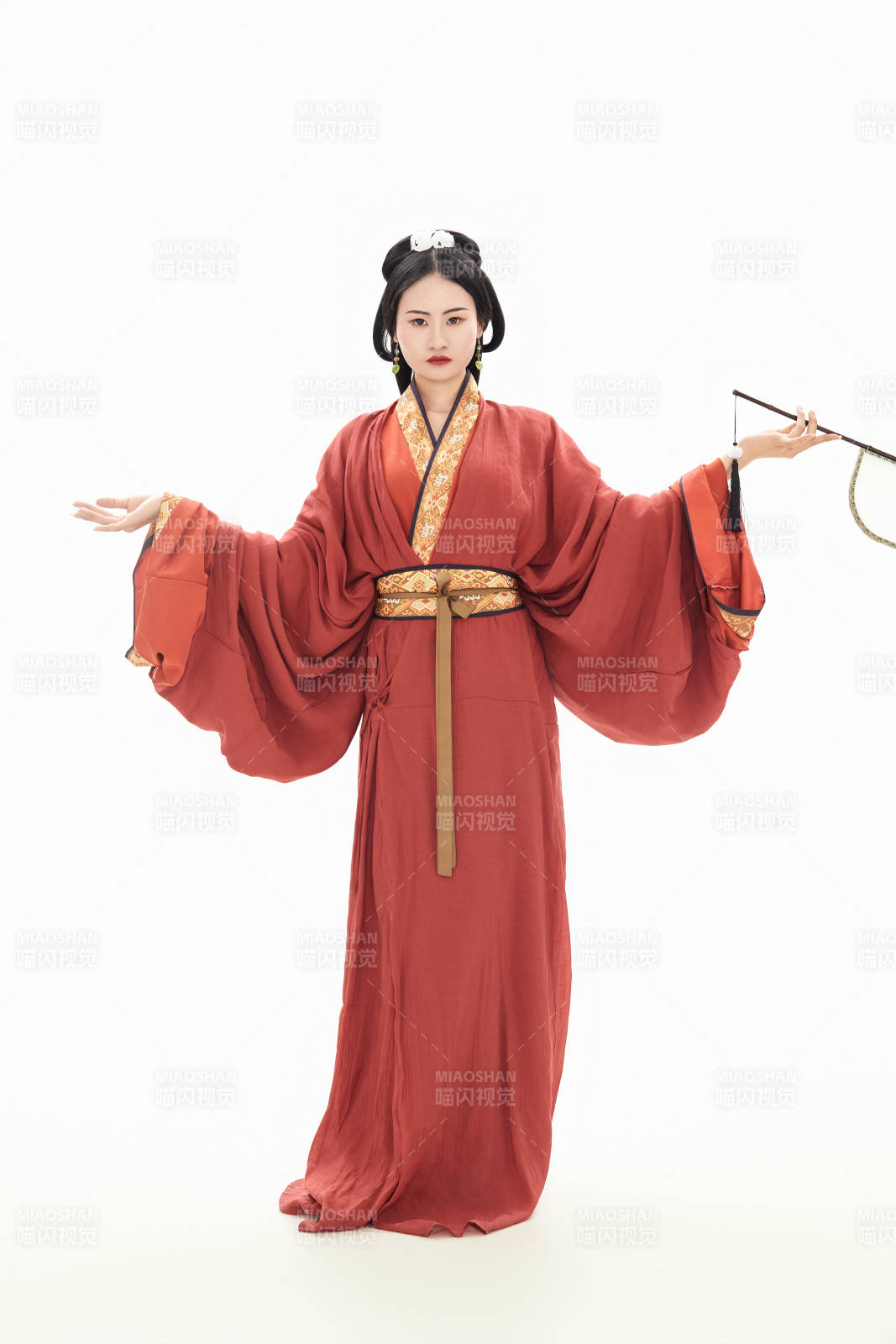 白色背景下穿着中国春秋战国时代服饰的少女