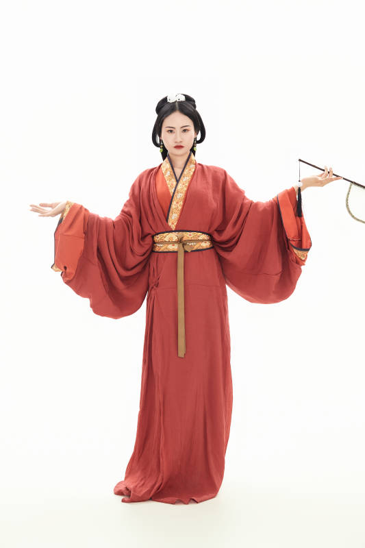 白色背景下穿着中国春秋战国时代服饰的少女