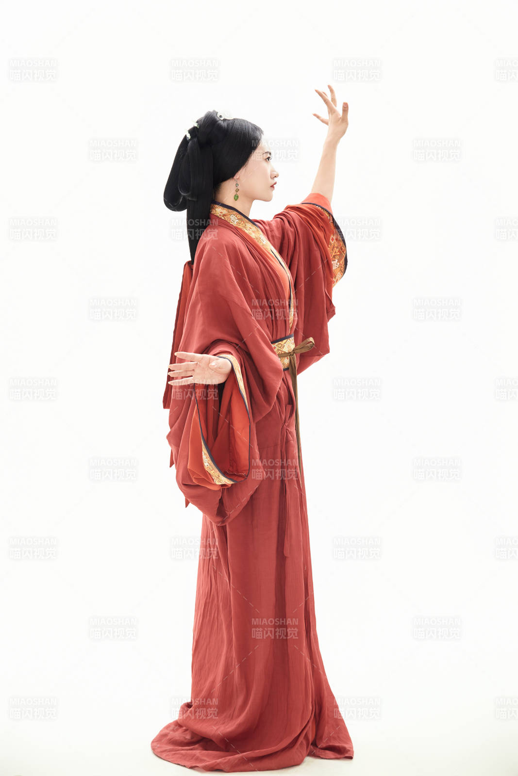 白色背景下穿著中國春秋戰國時代服飾的少女