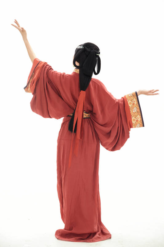 白色背景下穿著中國春秋戰國時代服飾的少女