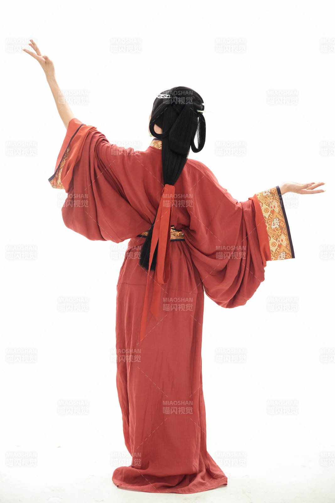 白色背景下穿著中國春秋戰國時代服飾的少女