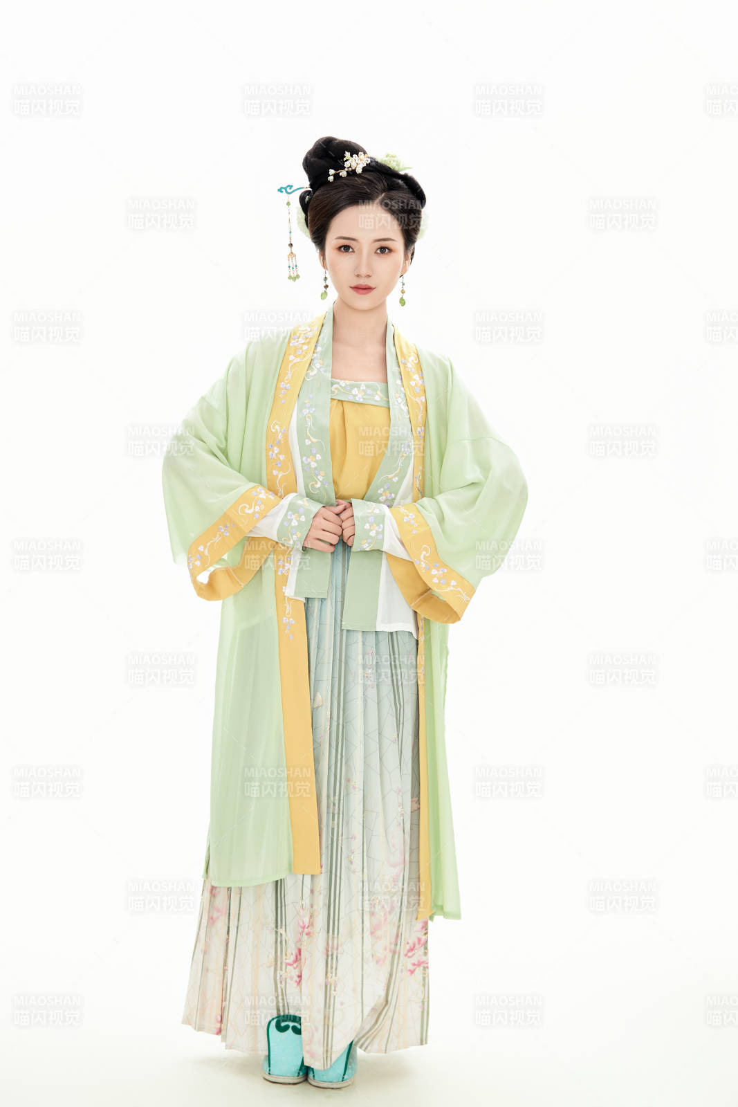 白色背景下穿著南北宋朝漢服的少女