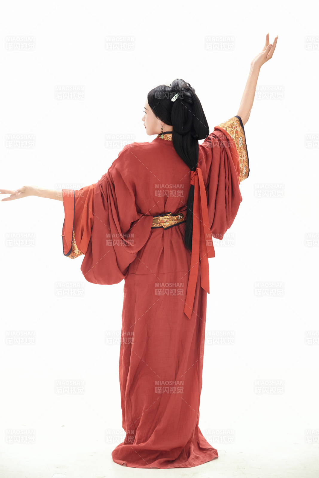 白色背景下穿著中國春秋戰國時代服飾的少女