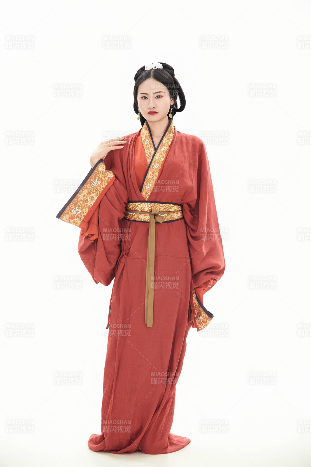 白色背景下穿着中国春秋战国时代服饰的少女